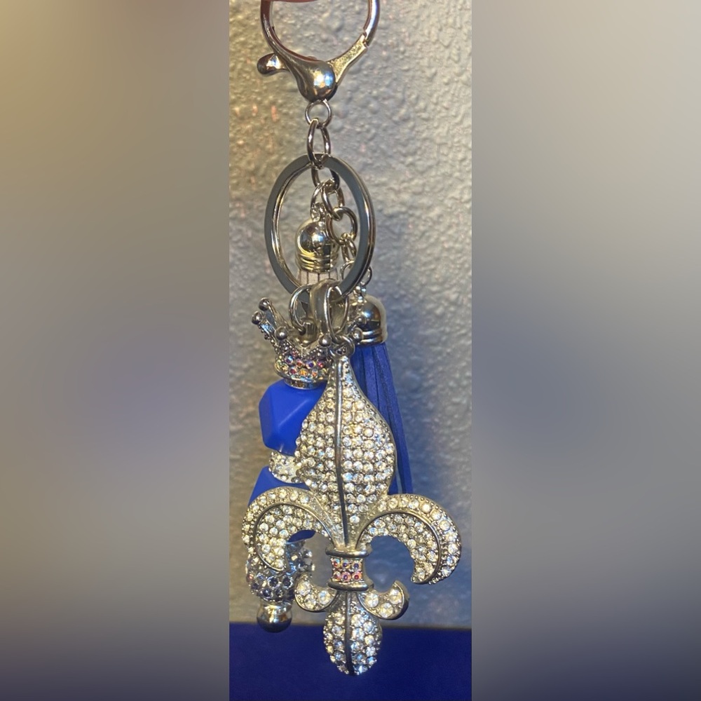 Silver Toned ~ Rhinestones Encrusted 
Fleur -de-lis ~ Key Chain 💎💎💎 NWOT